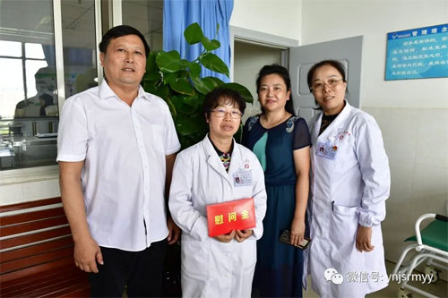  县人大常委会副主任李伟、县政协副主席王菊莲对建水县人民医院优秀人才代表进行走访慰问