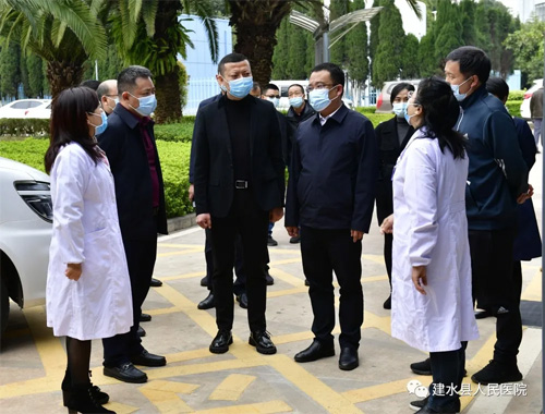  红河州人民政府副州长、建水县委书记周永瑜，县委副书记、县长赵雄到建水县人民医院专题调研疫情防控工作