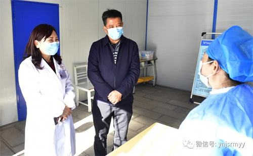  红河州委常委、州委政法委书记董万春到建水县人民医院进行疫情防控督查
