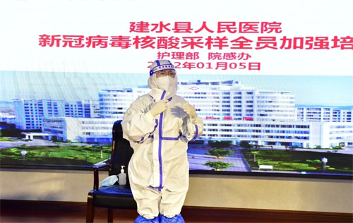  磨刀不误砍柴工 防疫安全再强化——建水县人民医院开展核酸采集技术及穿脱防护用品技能强化培训