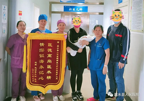  悉心呵护早产患儿 家属感激赠送锦旗——建水县人民医院新生儿科收到患儿父母赠送锦旗