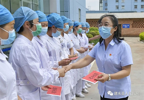  战役有你 关爱有我——建水县人民医院党委书记沈瑛带队慰问抗疫一线党员